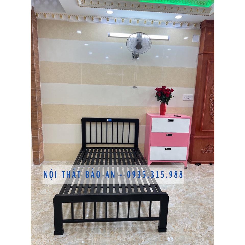 Giường sắt mỹ nghệ vuông 1mx2m giá xưởng