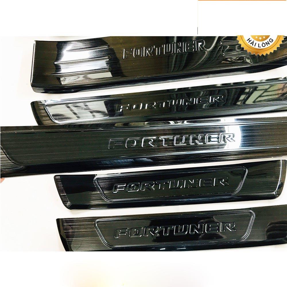 Ốp bậc cửa , nẹp bước chân Toyota Fortuner 2017-2022 cao cấp -mẫu Titan 8 chi tiết