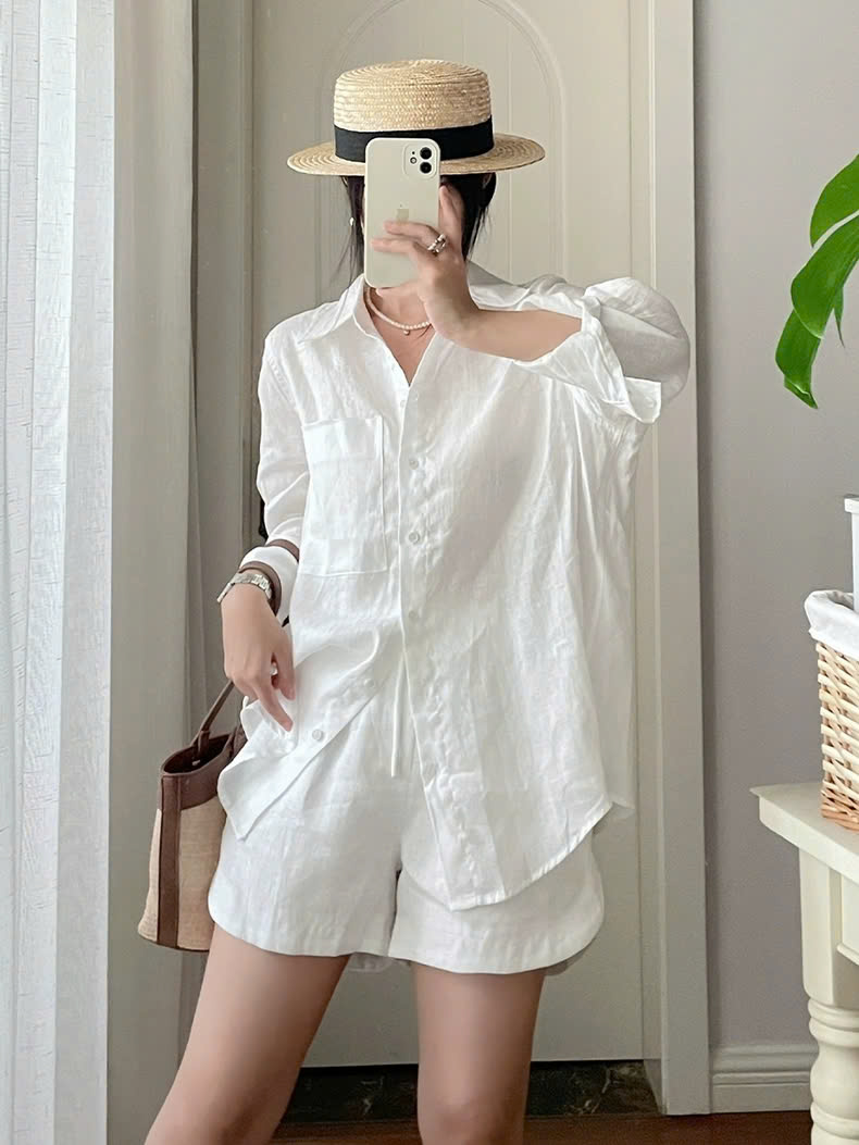 Bộ sơ mi linen gồm sơ mi dài tay có túi ngực và quần short cạp chun thoải mái dẽ mặc