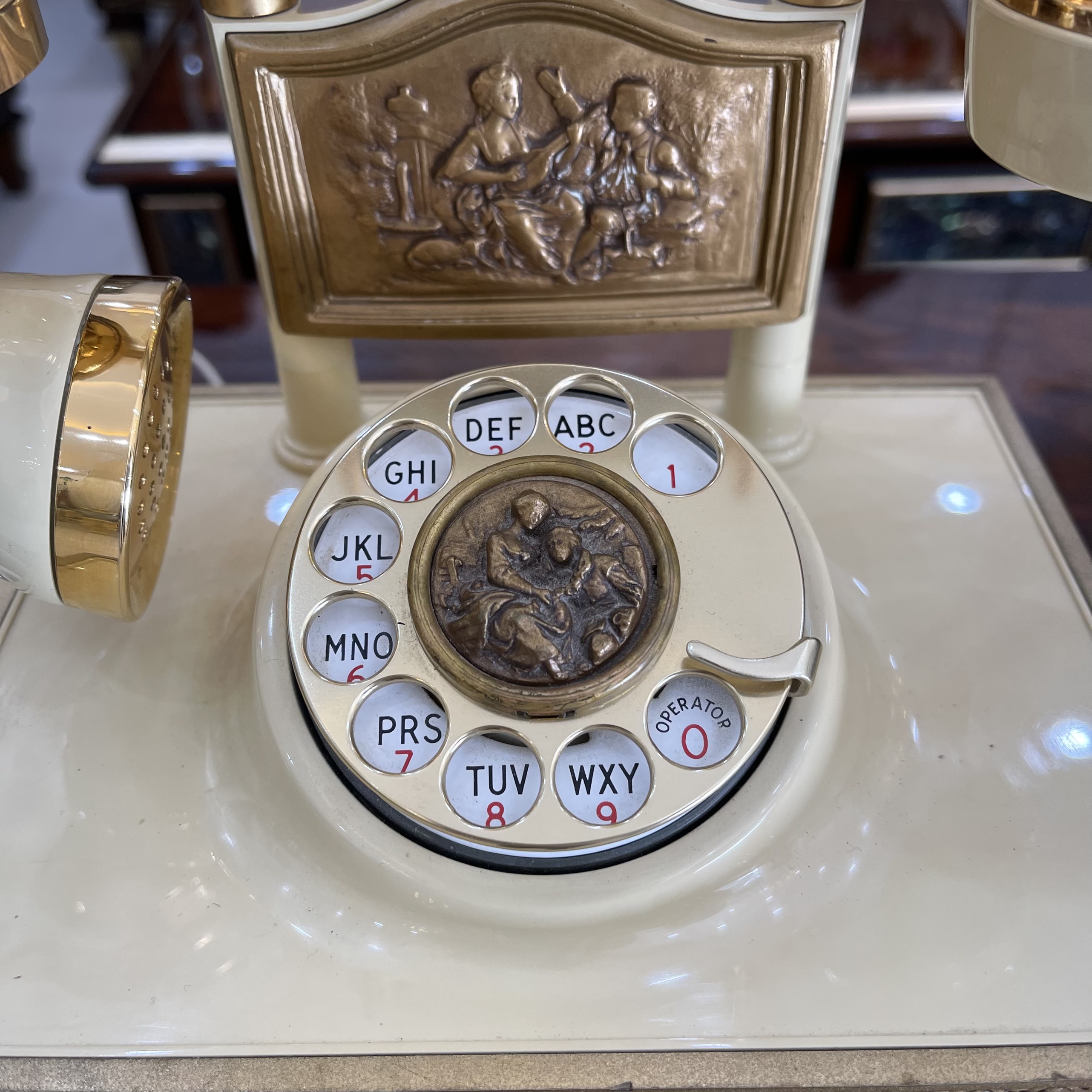 Điện thoại để bàn cổ Mỹ năm 1974 - hàng sưu tầm phong cách Tân cổ điển sang trọng DT21vang