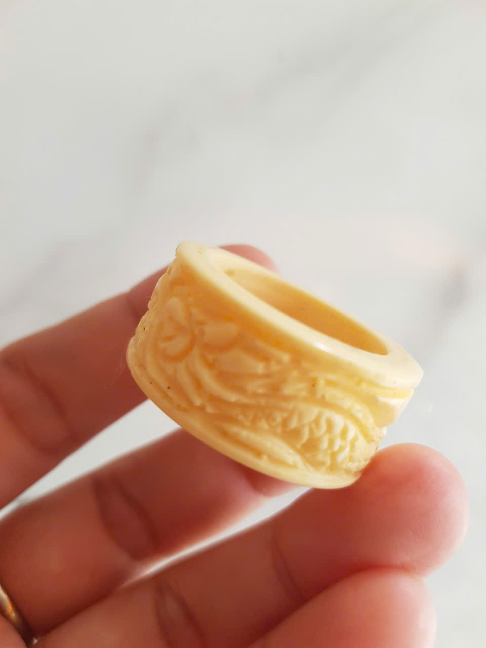 Nhẫn Càn Long Chạm Rồng Nam Giả Ngà hay Xương Mỹ Nghệ màu trắng Ni 22mm Cao 14mm Dầy 4mm Dành Cho Các Anh Nam đeo nhẫn ngón tay cái hay bất kỳ ngón tay nào ni lọt vừa tay là 22mm rẻ vẫn đẹp như thường ạ