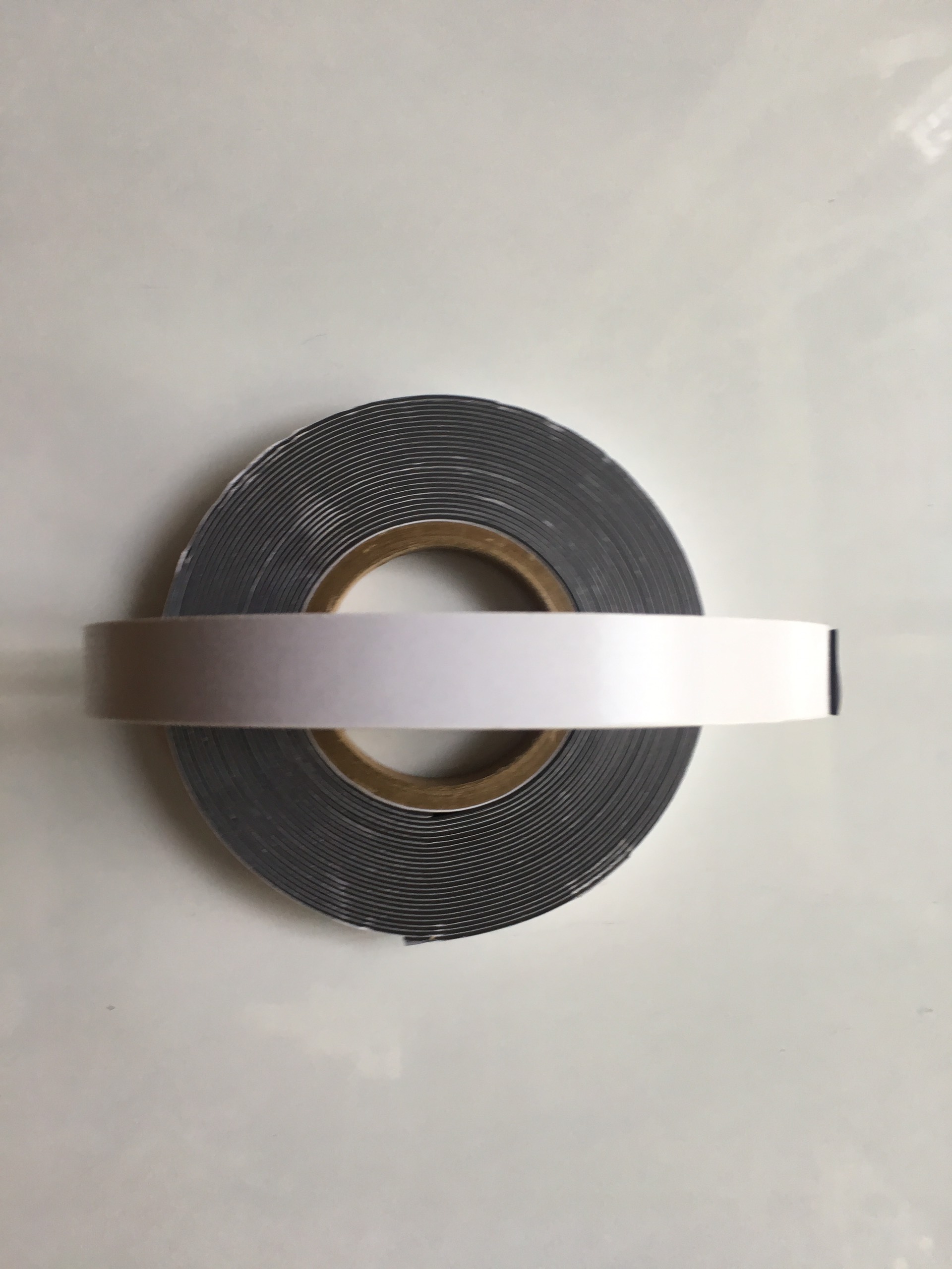 Cuộn nam châm dẻo có phủ lớp băng keo hai mặt ( khổ 10mx2cmx1.5mm)