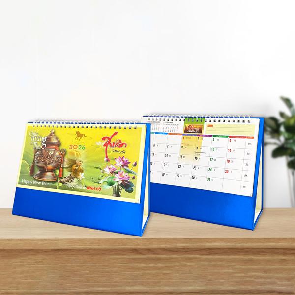 Lịch Bàn Chữ A 2026 - Thư Pháp &amp; Bình Cổ - Văn Khoa