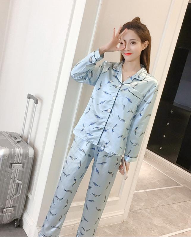 Bộ đồ ngủ phi lụa tay dài quần dài hoạ tiết lông vũ giản dị CDANP12 xanh