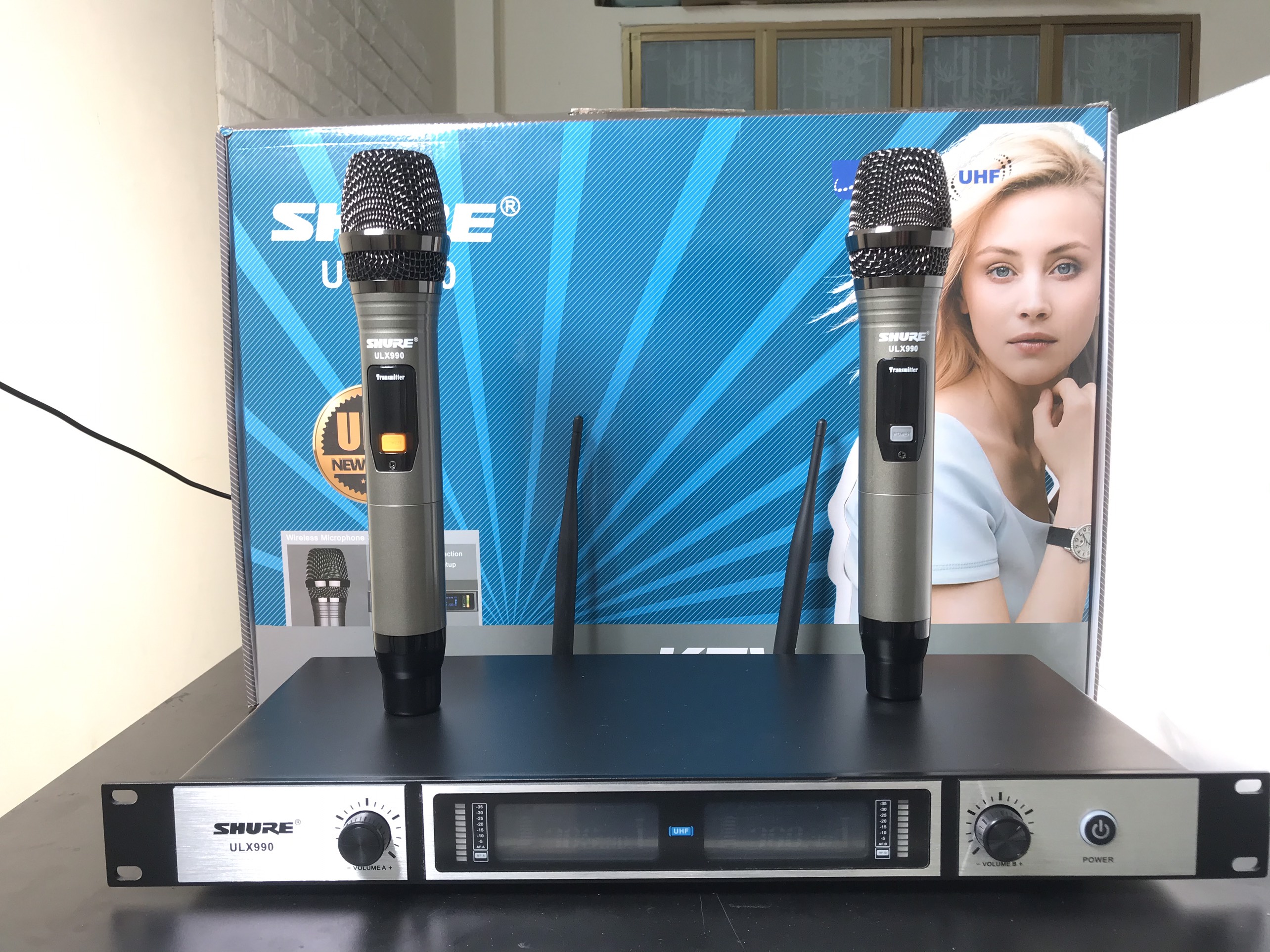 Micro không dây Shure ULX990 - Mic karaoke gia đình, sân khấu - Độ nhạy cao, bắt sóng xa, chống hú rít - Thiết kế sang trọng, bắt mắt -  Dễ dàng phối ghép với các thiết bị âm thanh khác - Hàng nhập khẩu loại I