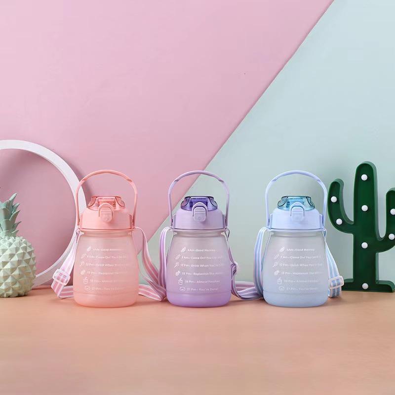 Bình Đựng Nước Dễ Thương Có Vạch Báo Giờ Uống Nước 1200ml Kèm Dây Đeo Và Sticker