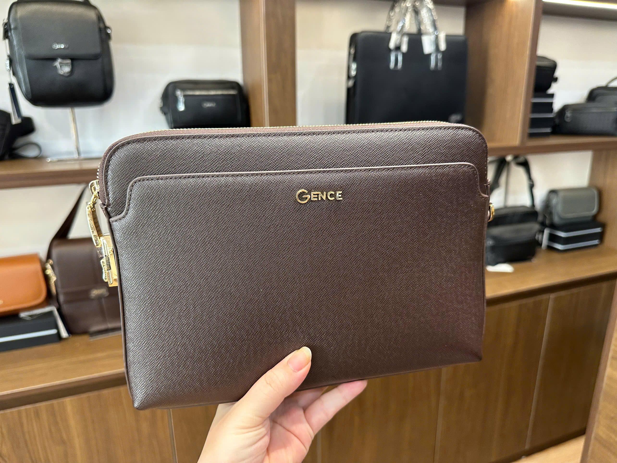 Clutch Da Ví Cầm Tay Kẹp Nách GENCE CK24 Da Bò Khóa Số Cao Cấp Màu Nâu