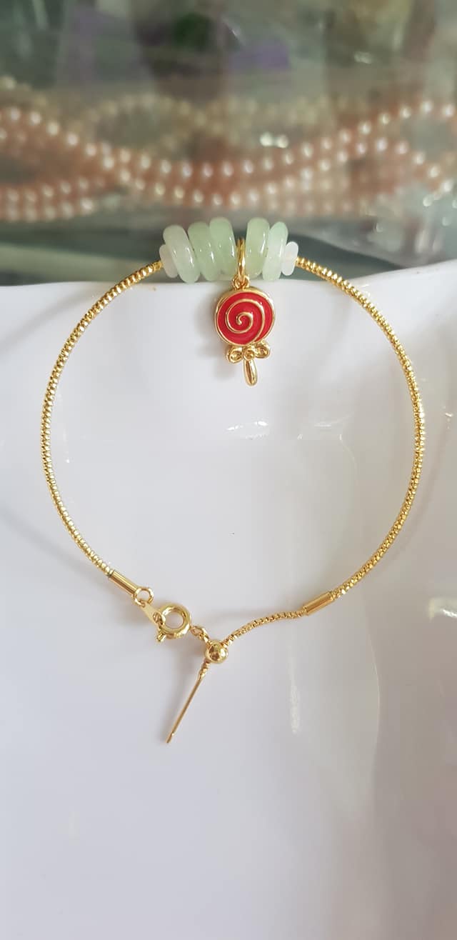 Vòng Tay charm xinh đẹp 5 đồng tiền đá cẩm thạch tự nhiên Đồng tiền Trắng Xanh nhẹ phối charm đỏ kiểu tròn may mắnVòng màu vàng khoen rút xinh Nữ đeo dễ thương ạ