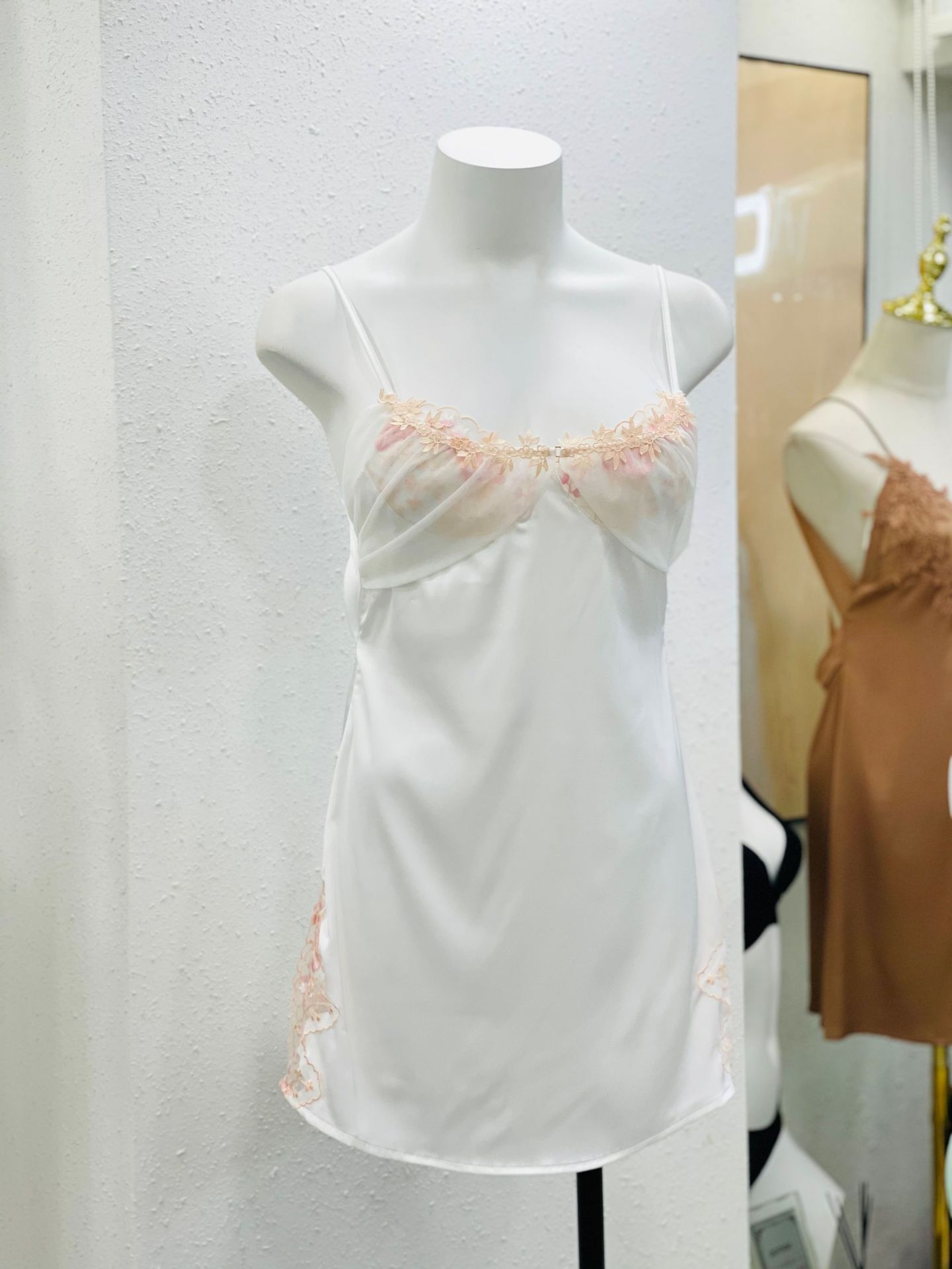 Váy ngủ sexy gợi cảm đồ ngủ dây vai và lưng đều có khoá tuỳ chỉnh - chất lụa mềm mại xẻ tà 2 viền ren gợi cảm_DN19