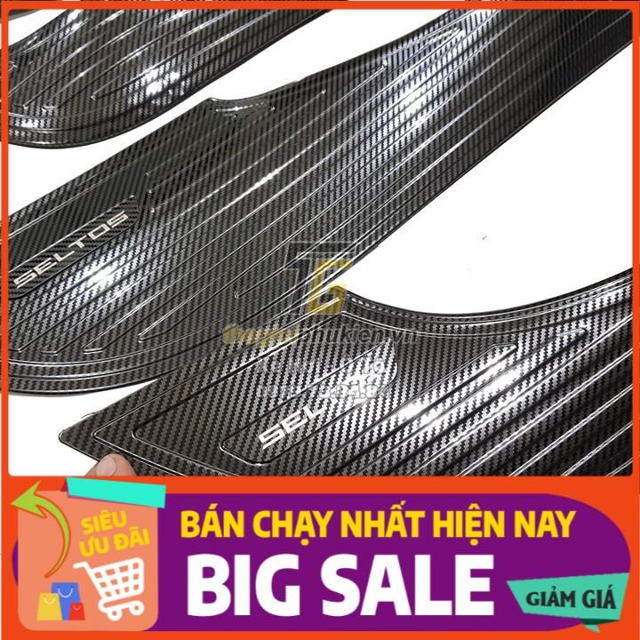 Ốp chống xước Tapli, Táp li cửa Kia Seltos 2020 vân Carbon