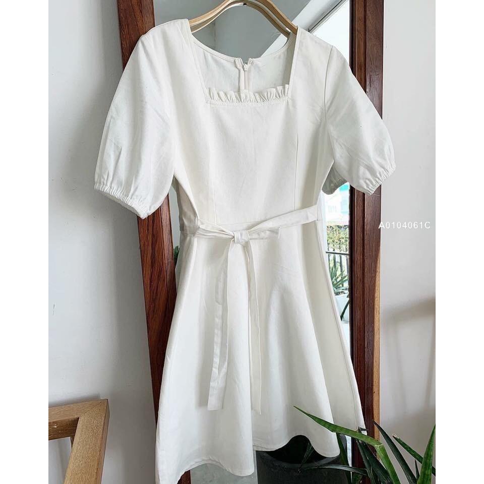 Đầm trắng cổ vuông viền bèo!