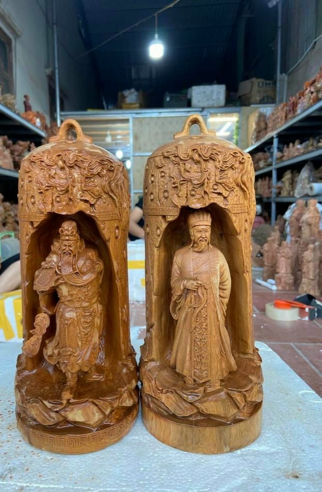 Tượng khổng minh đứng trong chuông bằng gỗ bách xanh thơm nứt liền khối kt cao 30×13×13cm