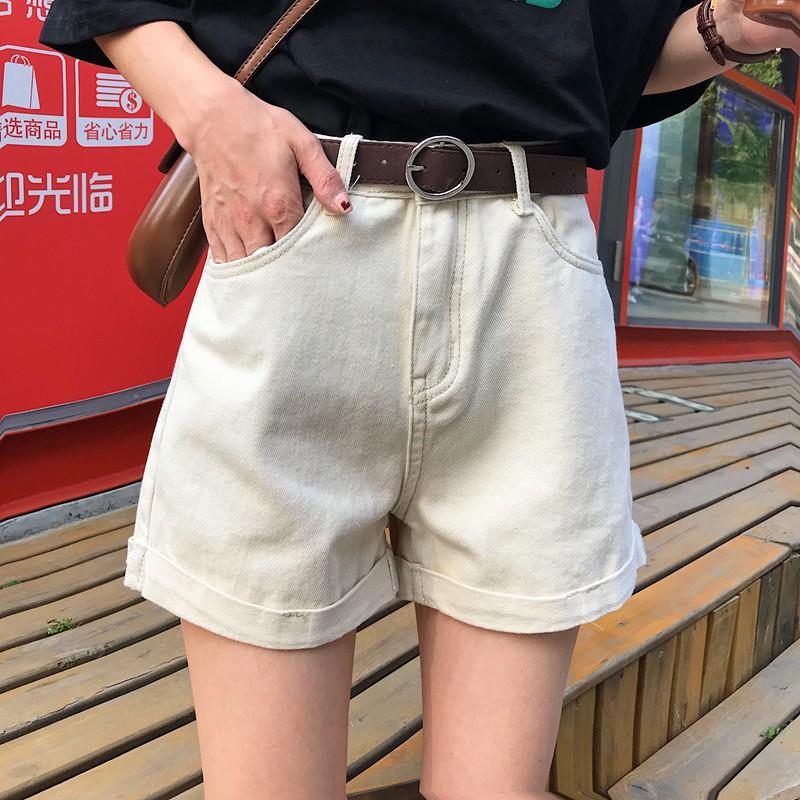 Quần shorts kem