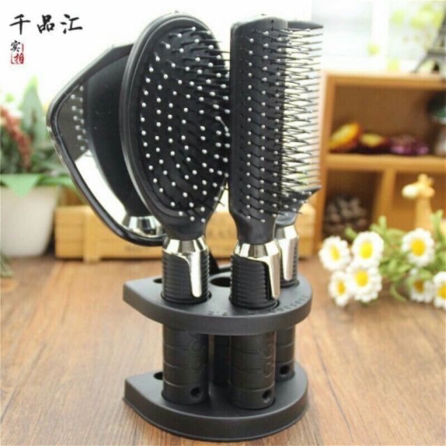 Set 4 món lược và gương cao cấp thiết kế sang trọng ,có thể tháo lắp dễ dàng ,giúp bàn trang điểm trở nên gọn gàng tiết kiệm không gian