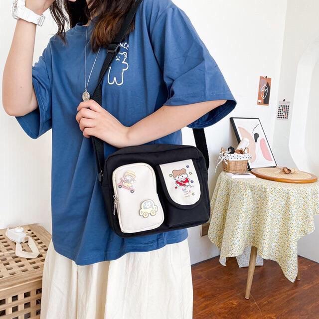 TÚI TOTE VẢI ĐEO CHÉO HOẠT HÌNH CHỐNG NƯỚC TẶNG KÈM STICK CÀI