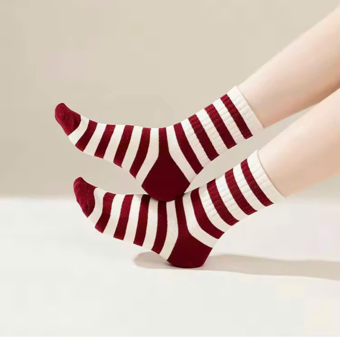 TẤT VỚ ĐỎ NAM NỮ THỜI TRANG SIÊU XINH DỄ THƯƠNG DÀNH CHO NỮ