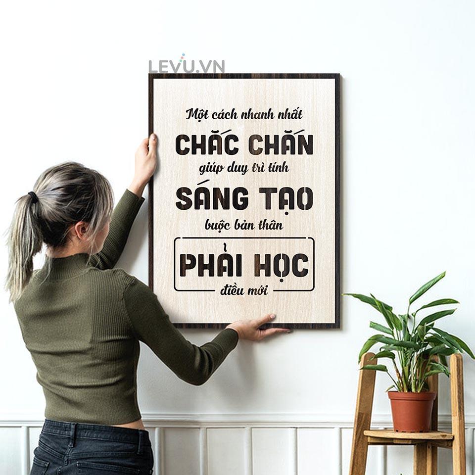 Tranh Gỗ slogan LEVU LV113 "Một cách nhanh nhất chắc chắn giúp duy trì tính sáng tạo là buộc bản thân phải học điều mới"