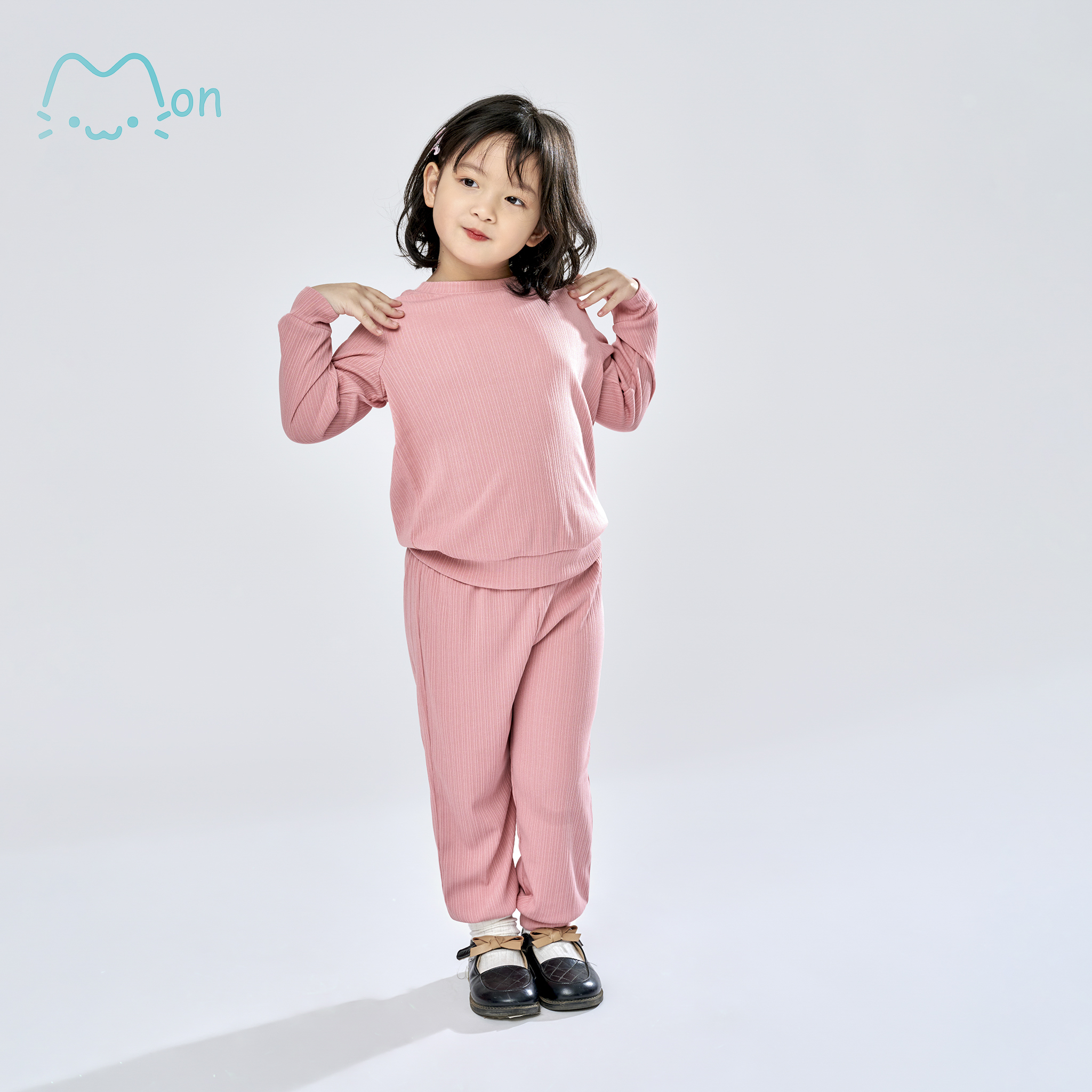 Bộ mặc nhà bé gái dài tay, bộ nỉ bé gái chất liệu thun gân, bo đũa mềm mịn, thoáng mát MonBabies BMNGL22W021