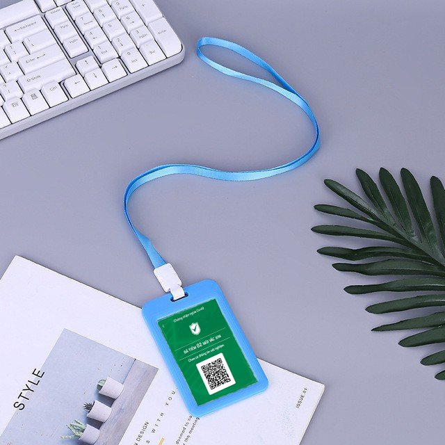 Bảng tên thẻ xanh đeo cổ ốp viền nhựa , in thẻ bảo mật thông tin khách hàng tuyệt đối