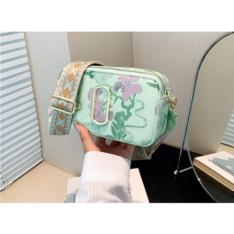 Túi đeo chéo nữ phong cách dễ thương – BEE GEE DCNU1091