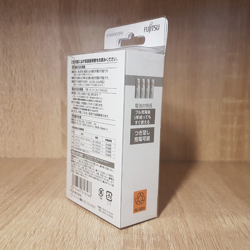 Box sạc kèm 4 pin AA Fujitsu HR-3UTC 1900mAh hàng nội địa box Nhật - made in JAPAN (trắng) Hàng Nhập Khẩu