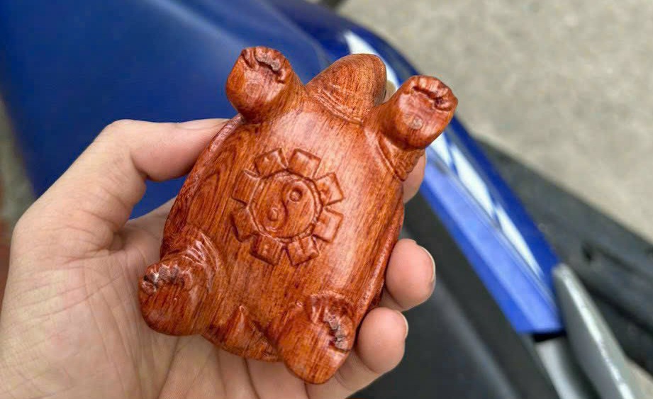 Tượng rùa kim quy tài lộc phong thủy bằng gỗ hương đá kt 9×6×5.5cm