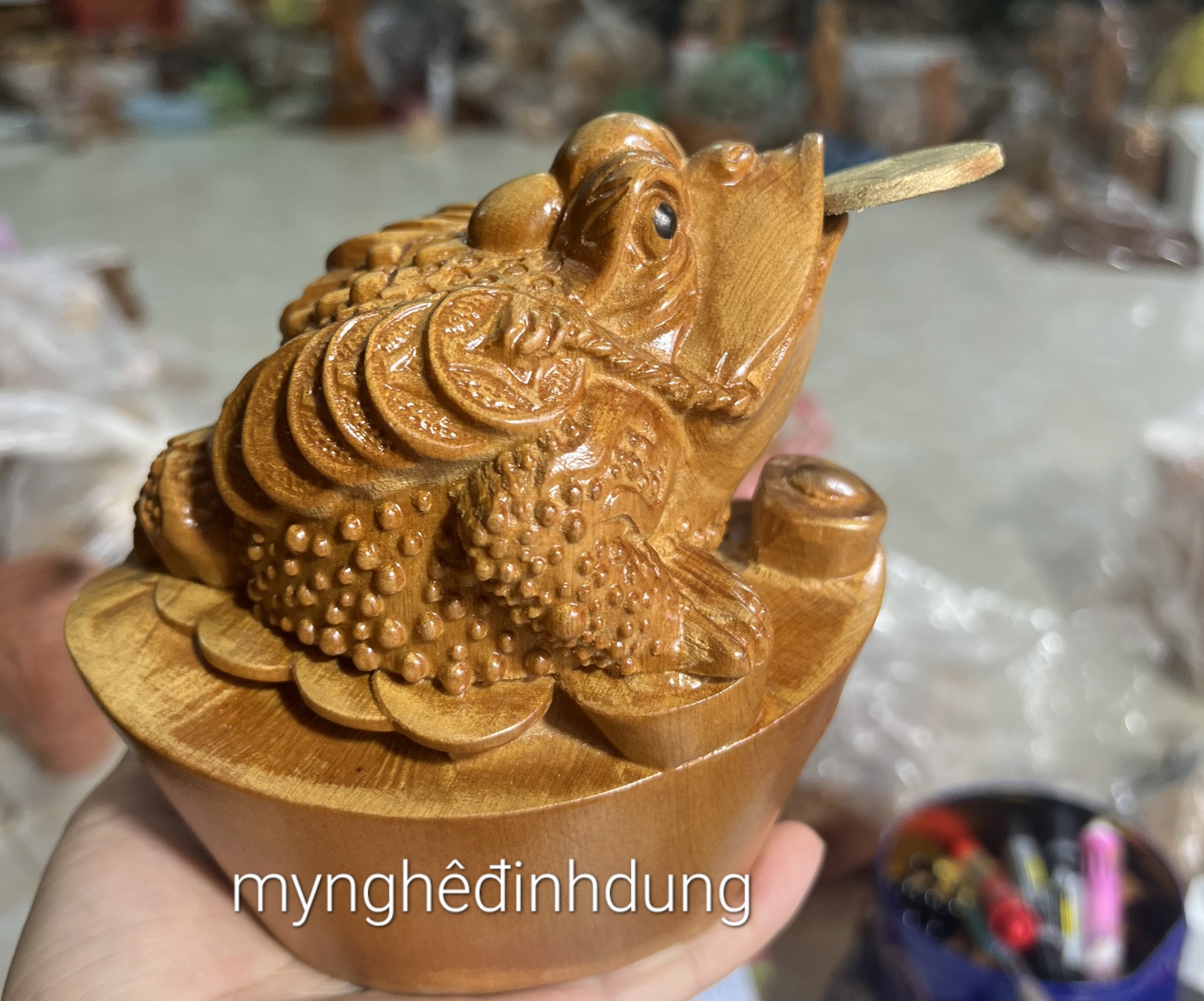 Cóc thiềm thừ trấn Hũ vàng bằng gỗ bách xanh thơm nức kt 15×13×11cm