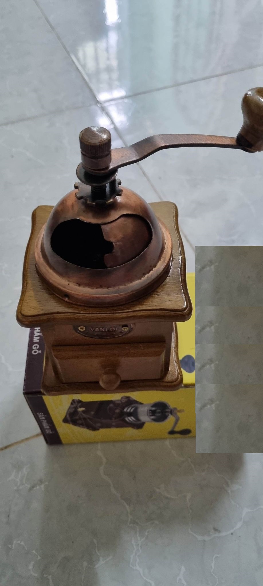 Cối xay tiêu vuông màu nâu tiện dụng