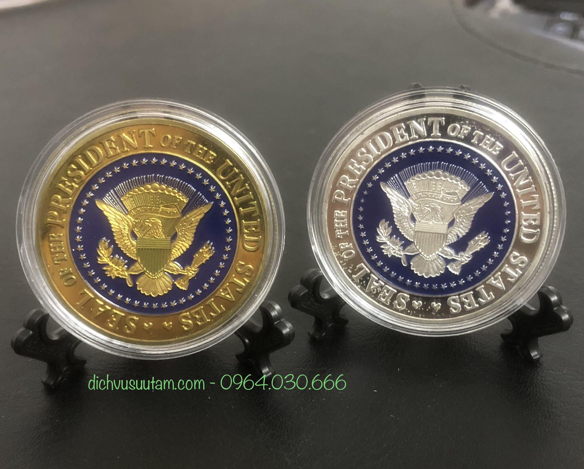 Bộ xu kỷ niệm tổng thống Trump vàng và bạc, kèm đế trưng bày xu