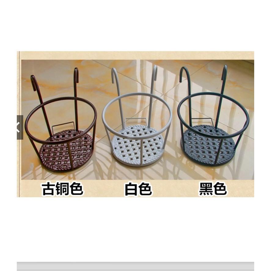 Giỏ sắt, móc sắt treo chậu trồng cây ban công