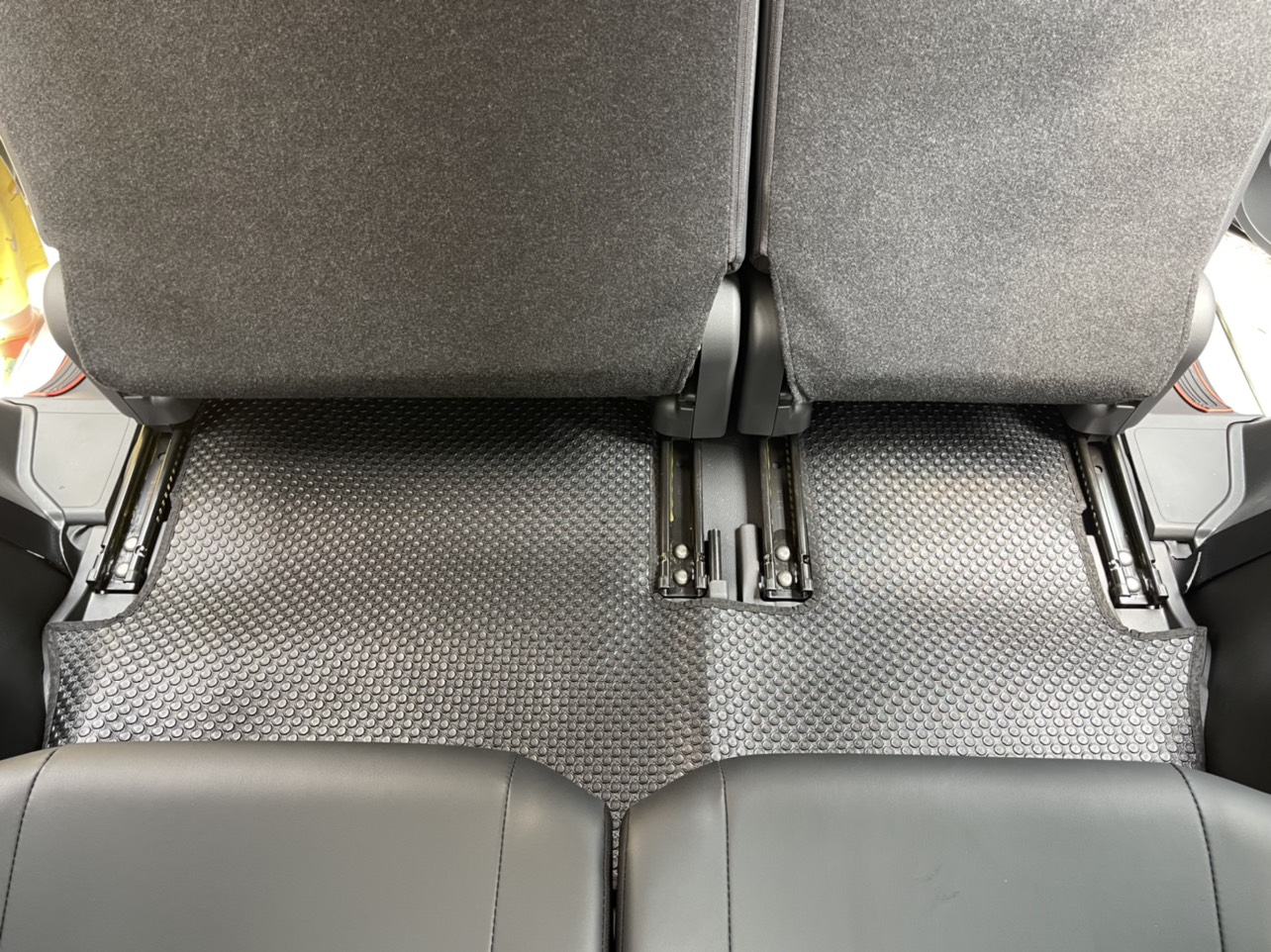 Thảm lót sàn ô tô KATA cho xe Mitsubishi Outlander 7 chỗ - Khít với sàn xe, Chống trơn, Không mùi, Không ẩm
