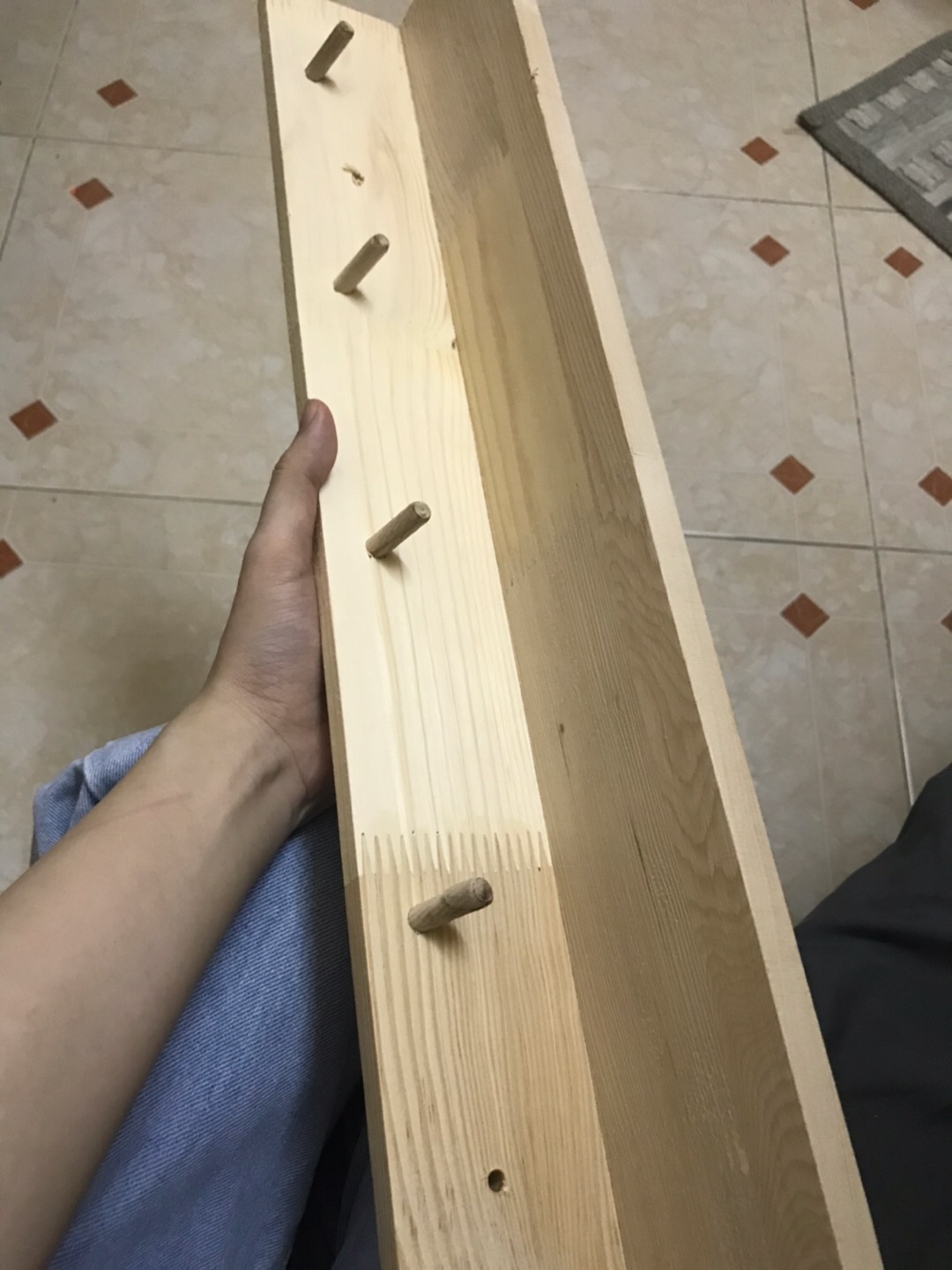 Kệ để đồ bằng gỗ treo tường chữ L có móc treo