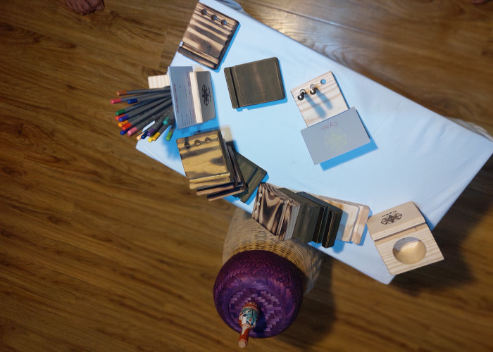 Đế điện thoại, card và bút