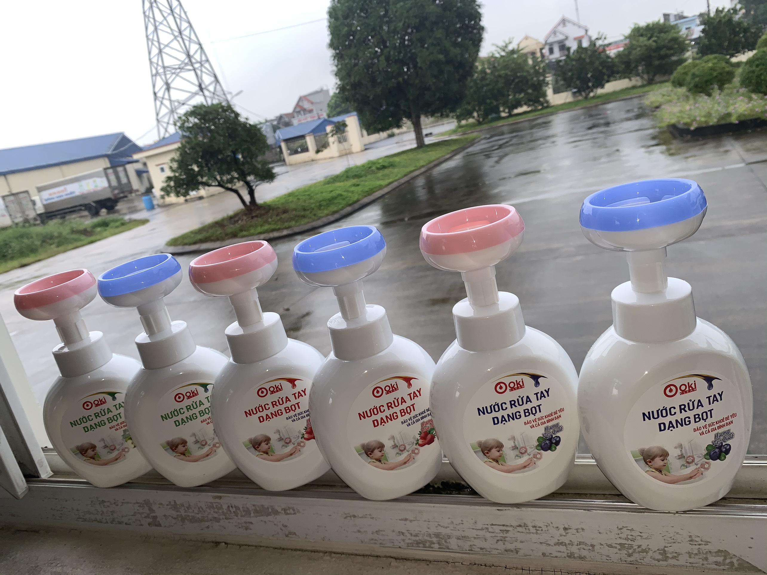 Nước Rửa Tay Tạo Bọt Cho Bé &amp; GĐ Hình Bông Hoa, Hình Chân Gấu Dễ Thương OKi Clean Hương Dâu Tây