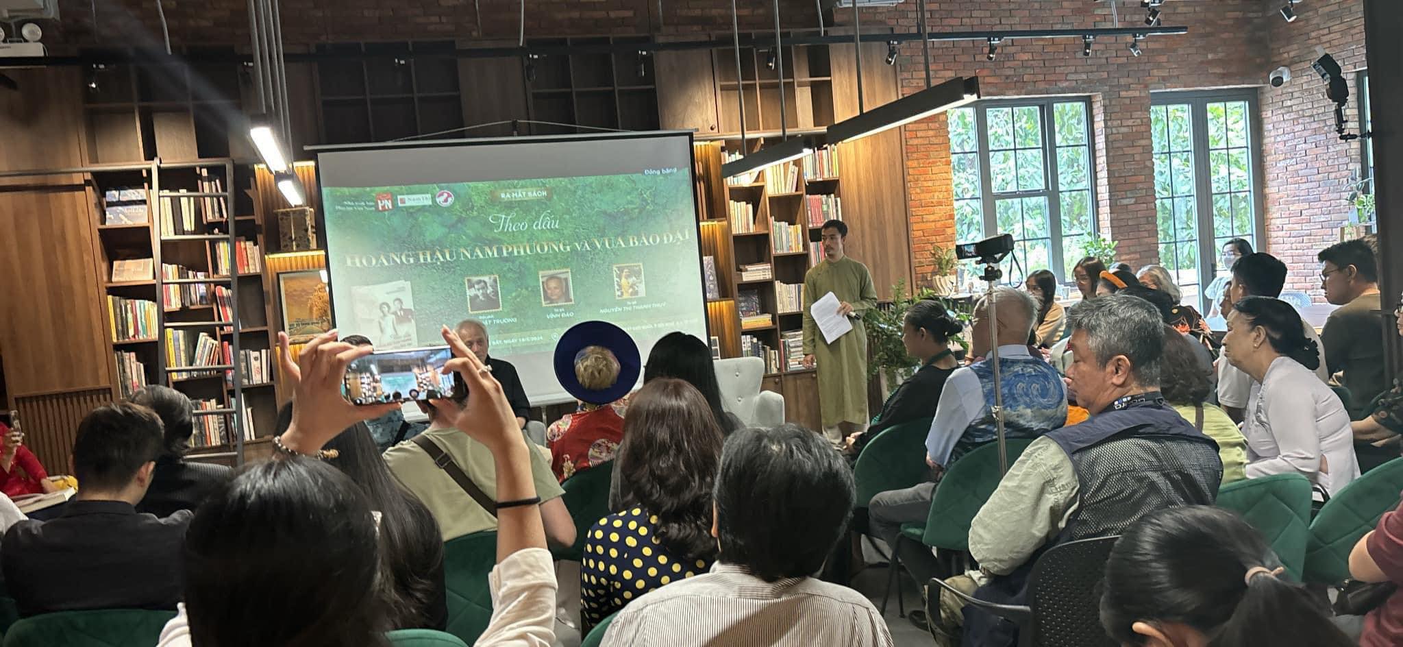 THEO DẤU HOÀNG HẬU NAM PHƯƠNG VÀ VUA BẢO ĐẠI - CÓ KÝ TẶNG CỦA 2 TÁC GIẢ