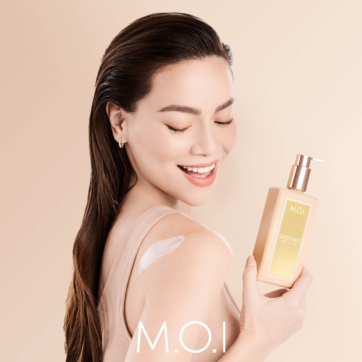 Sữa dưỡng thể sáng da hương nước hoa M.O.I  Destiny 250ml