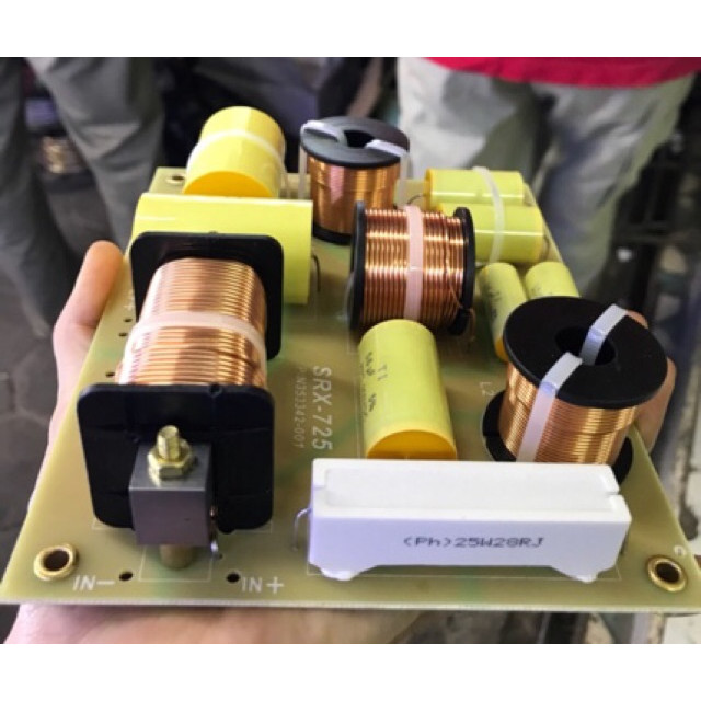 Phân tần loa công xuất lớn SRX-725