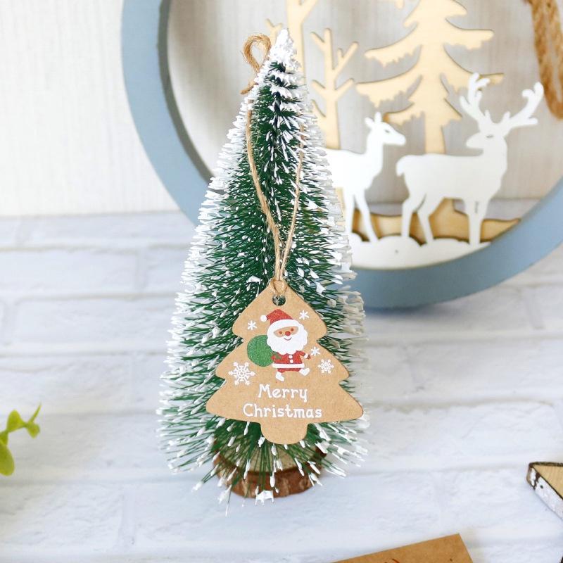 Thẻ giấy in chữ Merry Christmas kèm dây treo dùng để trang trí cây thông Giáng Sinh