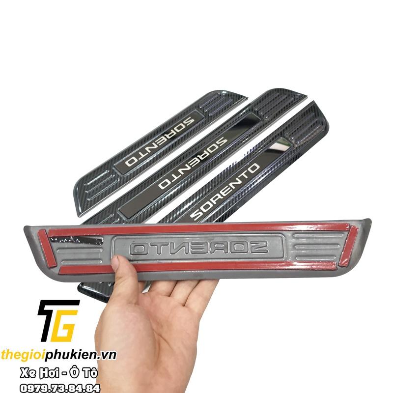 Bộ sản phẩm ỐP BẬC CỐP VÀ BẬC CỬA vân Carbon xe  Kia Sorento 2021