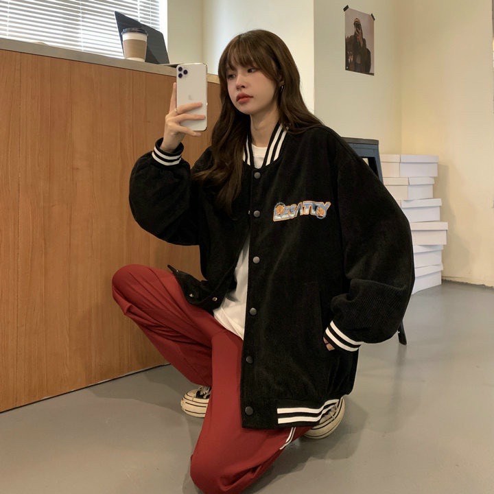 Áo khoác nhung tăm nam nữ 2 lớp, áo bomber jacket form rộng thêu chữ, Áo khoác nữ bomber free size, áo bomber cho nữ nhung tăm bóng chày cute 2 màu đen và kem, áo khoác nhung hàn quốc unisex ulzzang