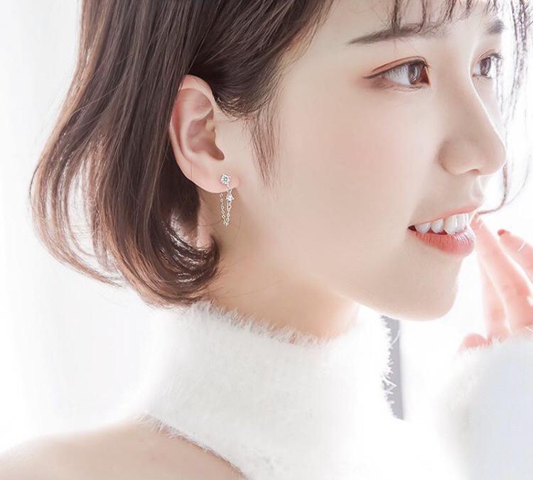 Bông tai đá kiểu dáng cá tính - vành tai tone trắng.