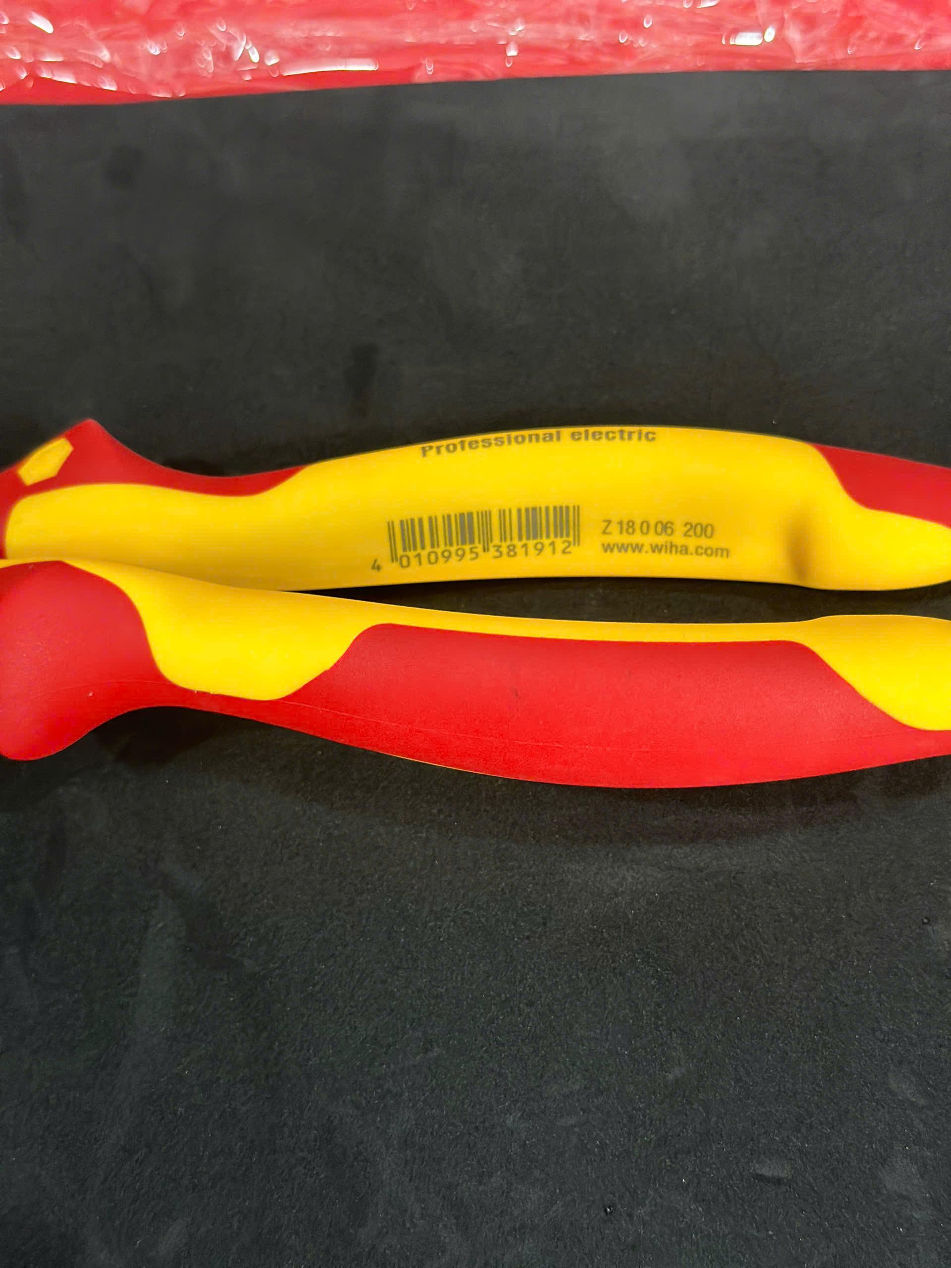 Bộ Kìm cắt cáp Wiha 43662 và Kìm cắt cộng lực Wiha 38191 cách điện 1000V.