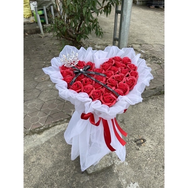 Bó hoa hồng sáp Hình trái tim: Bó hoa hồng sáp đầy màu sắc trong hình dạng của một trái tim - một món quà tuyệt vời dành cho người bạn yêu. Hãy khám phá sản phẩm độc đáo này để thể hiện tình cảm chân thành của bạn.