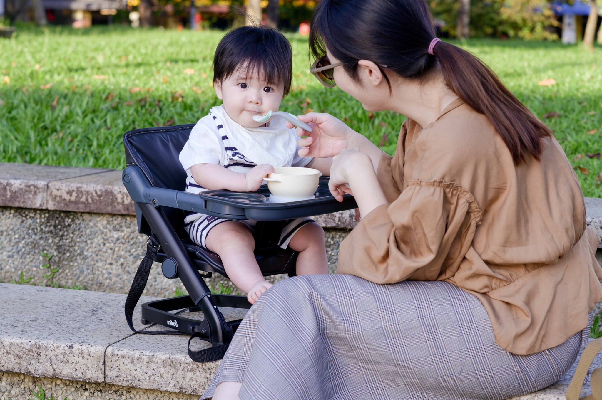 Unilove Ghế ăn dặm 3 trong 1 Feed Me có 4 chế độ điều chỉnh độ cao, chân ghế chống trượt an toàn cho bé và dễ dàng gấp gọn mang đi