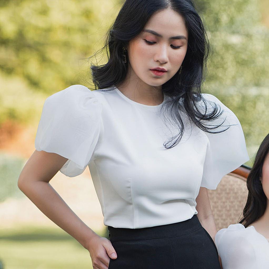 KIOBI – Áo kiểu Selena form ôm chiết ben eo, cổ tròn, tay phồng ngắn phối organza, vải cotton Thái trắng - KIA20033T