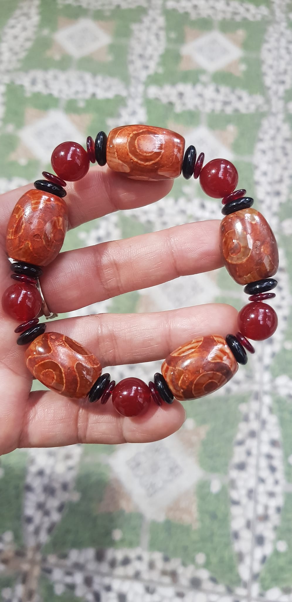 Vòng tay nam mã não tây tạng đỏ kiểu Vòng hạt thống 17mm phối hạt tròn mix đồng tiền đỏ đen vào Nam mệnh hoả mệnh thổ đeo hợp đẹp ạ