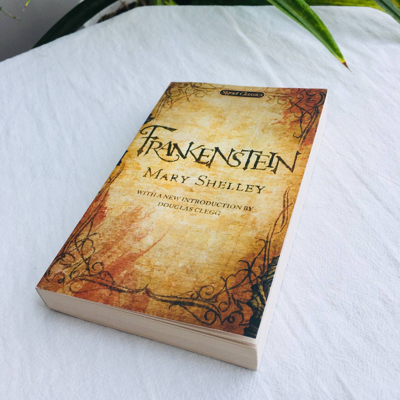 Signet Classics: Frankenstein (With A New Introduction by Douglas Clegg)