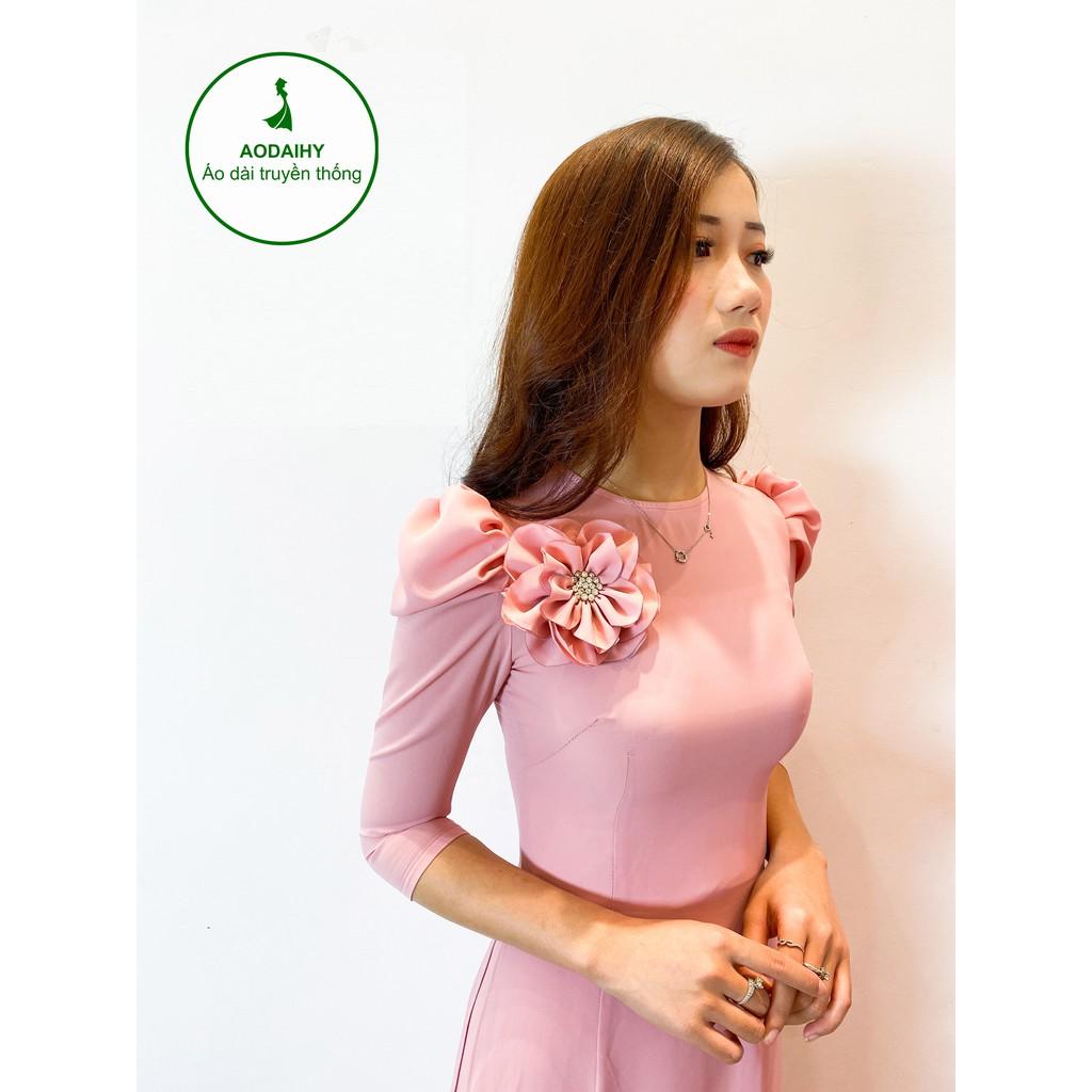 Áo dài truyền thống, Tay bồng màu hồng , Ngực gắn hoa thiết kế
