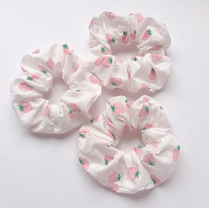 Combo 3 dây buộc tóc Scrunchies dâu tây hồng(Tặng kèm kẹp tóc ngẫu nhiên)