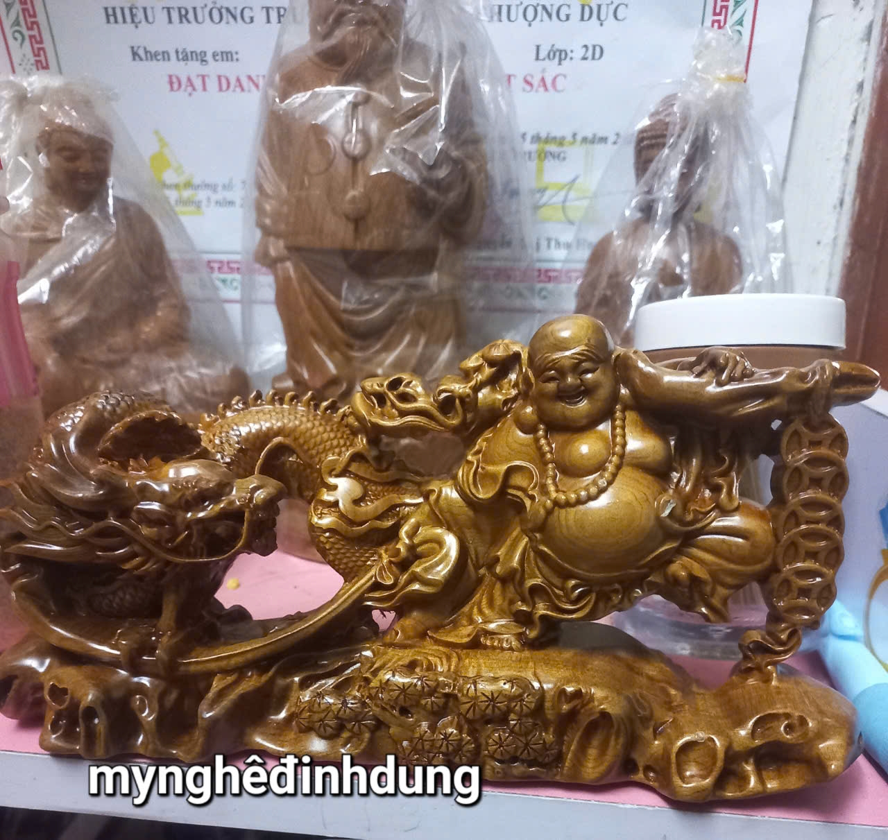 Tượng phật di lặc kéo rồng cuốn kt 20x10x7cm bằng  gỗ  bách xanh thơm nức